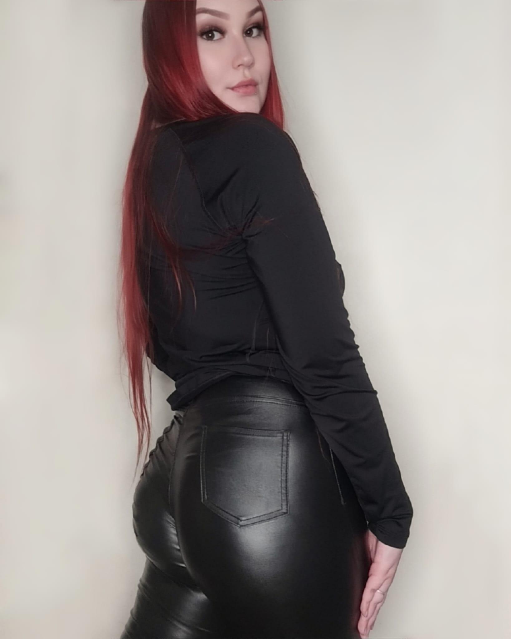 Kuuma äänekäs nuori punapää